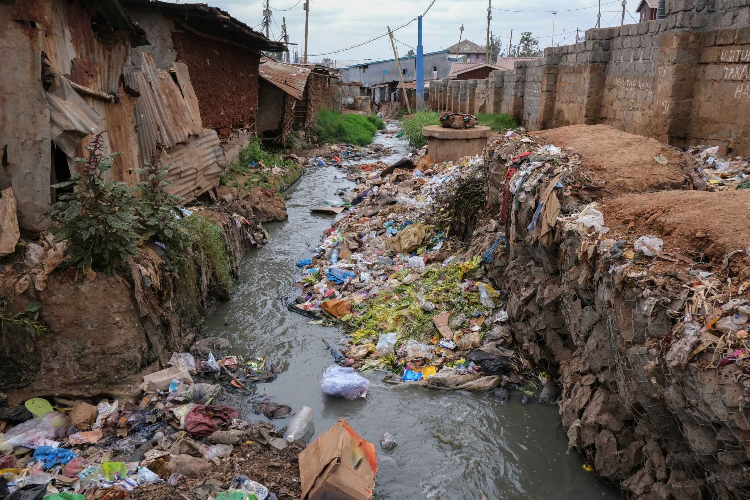 In the Kibera informal settlement in Nairobi more than 22000 residents live along the riverbanks of the Ngong River. Lack of appropriate infrastructure leads to waste being often disposed to water courses causing blockage and amplifying the effects of floods.